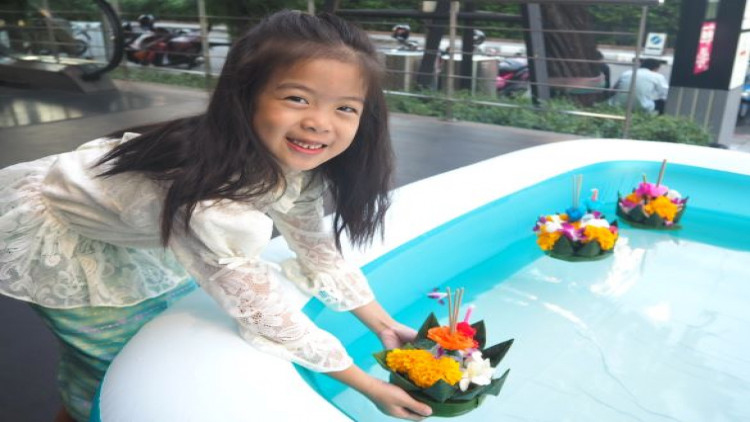 รุ่นจิ๋วร่วมสืบสานประเพณี แต่งไทยไปลอยกระทง 