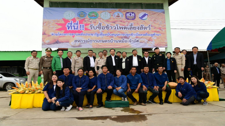 รมต.เกษตรฯลงพื้นที่เกี่ยวข้าวโพดในพื้นที่นำร่องอุตรดิตถ์