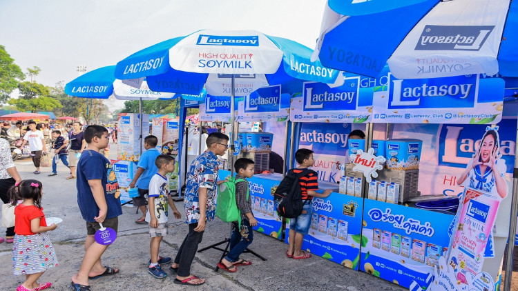 “แลคตาซอย” ออกบูธสร้างสีสันพร้อมแจกนมถั่วเหลือง