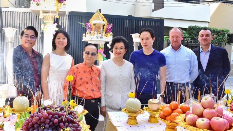 โรงแรมไวบ์ สนามเป้า  ได้ฤกษ์ดีตั้งศาลพระภูมิ