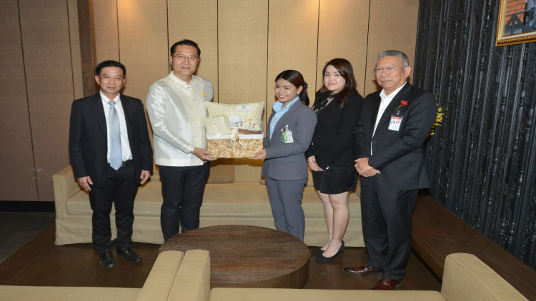 รมว.ท่องเที่ยวฯ มอบกระเช้าให้จนท.สนามบินสุวรรณภูมิ