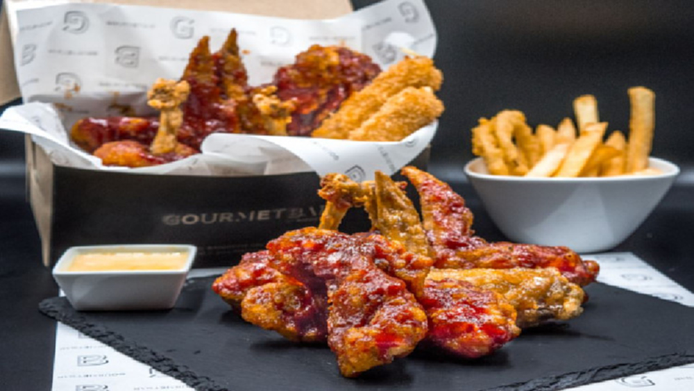 ฟินต่อเนื่องกับไก่ทอดคลุกซอสสูตรกูร์เมต์บาร์