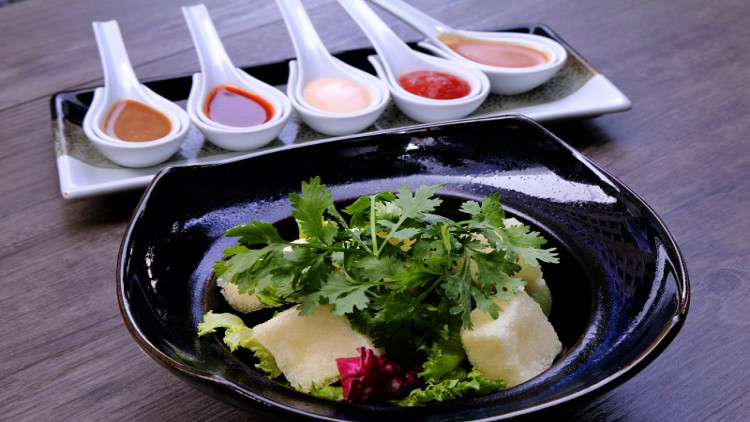 เมนูสลัดเต้าหู้ทอดผักชี พร้อมน้ำสลัด 5 แบบ