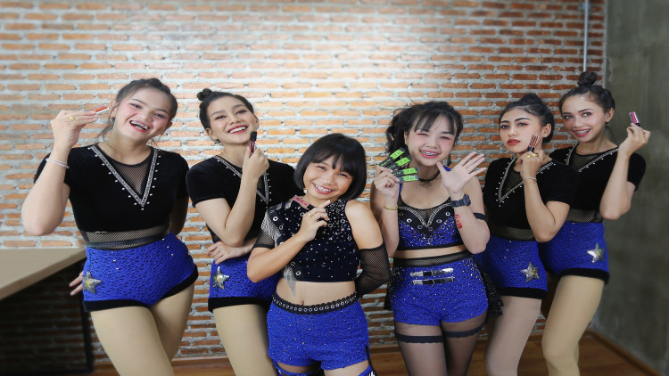 “เจนนี่ & ลิลลี่” โชว์สกิลรีวิวแต่งหน้า