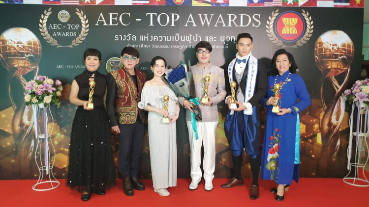 แพทย์หญิงธีรารักษ์รับรางวัล AEC - TOP