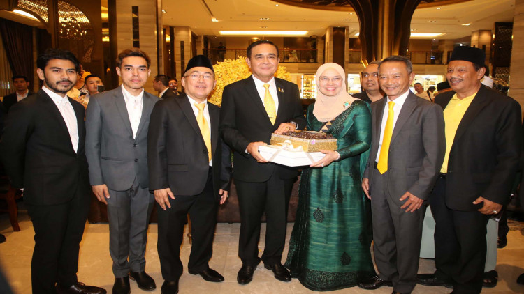 ผู้บริหารโรงแรมอัล มีรอซ ให้การต้อนรับนายกรัฐมนตรี