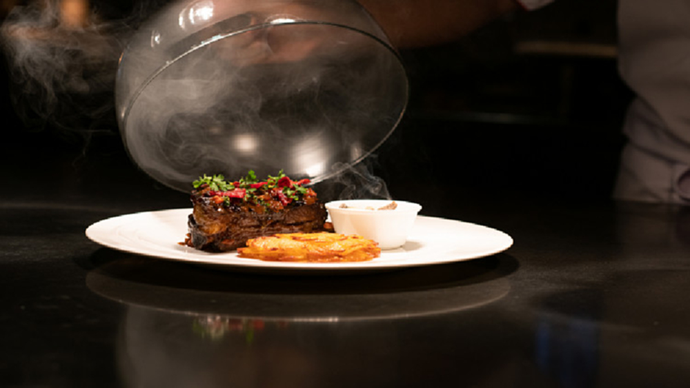 เมนูรมควัน ณ ห้องอาหาร เดอะ ดิสทริคท์ กริลล์ รูม แอนด์ บาร์