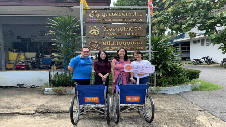 แอมเบอร์ บราเธอร์สบริจาครถเข็นวีลแชร์สำหรับคนพิการ