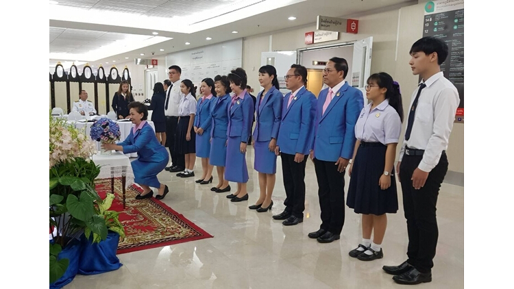 เยาวชนคนเก่ง ถวายแจกันดอกไม้ และร่วมลงนามถวายพระพรฯ