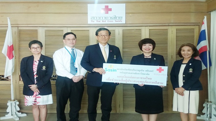 ศศินทร์ มอบเงินสภากาชาดไทย ช่วยเหลือผู้ประสบอุทกภัยภาคอีสาน