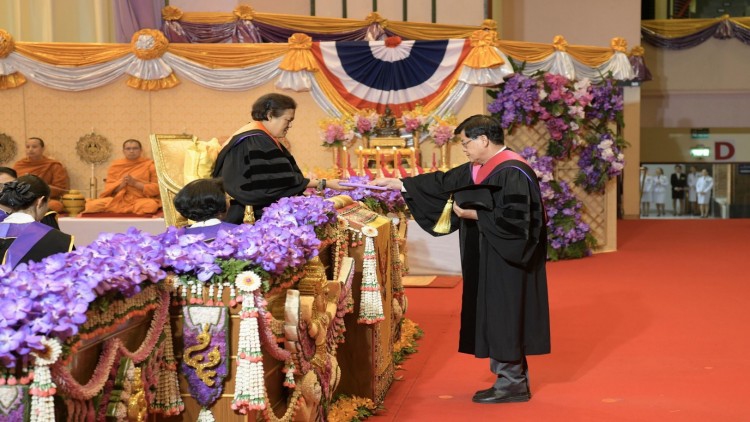 ทองมา วิจิตรพงศ์พันธุ์ รับพระราชทาน “ปริญญาเศรษฐศาสตรดุษฎีบั