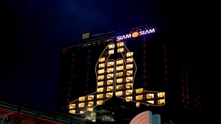 ร่วมเปิดไฟเชิงสัญลักษณ์การ “ไหว้” เพื่อส่งกำลังใจ