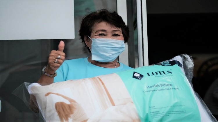 พนักงานจิตอาสา โลตัส เบดดิ้ง กรุ๊ปส่งมอบหมอนหนุน 1,000 ชุด