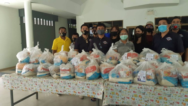 ครูมนตรี เปรมบุญสละเงินส่วนตัวทำอาหารแจกข้าวสาร อาหารแห้ง 