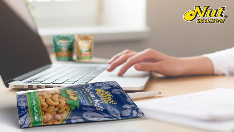 นัท วอล์คเกอร์ ชวนชาวออฟฟิศเสริมสร้างสุขภาพของดวงตา ด้วยเม็ดมะม่วงหิมพานต์