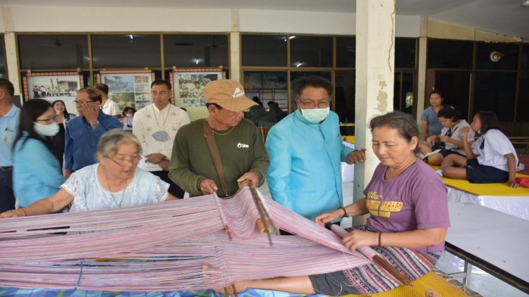 งานหม่อนไหมชุมชนกระเหรี่ยงโปว์