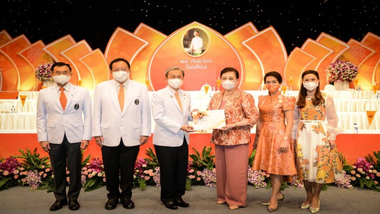 ภัทรา ศิลาอ่อน มอบเงินบริจาค เนื่องในวันมหิดล 