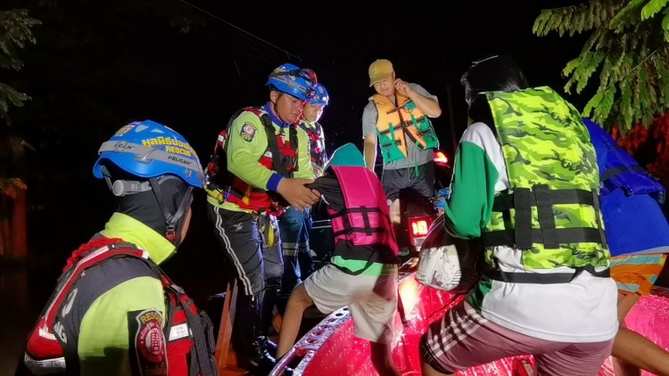 มูลนิธิป่อเต็กตึ๊ง ช่วยเหลือผู้ประสบภัยน้ำท่วมในอำเภอปากช่อง จ. นครราชสีมา