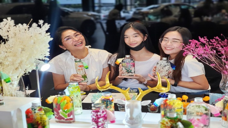 เวิร์คช็อป ศิลปะการจัด “ดอกไม้ในขวดแก้ว”