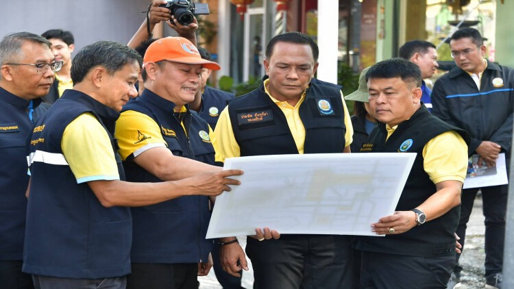 รองประพิศ ลุยนครศรี ฯ-ตรัง เร่งระดมเครื่องจักรช่วยอุทกภัย