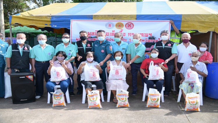 มูลนิธิป่อเต็กตึ๊ง เดินสายมอบถุงยังชีพ พร้อมมอบเงินช่วยเหลือค่าฌาปนกิจศพแก่ญาติผู้เสียชีวิต