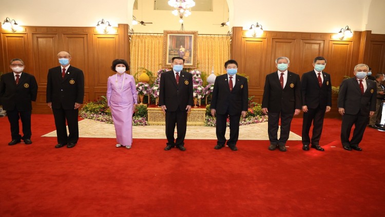 มูลนิธิป่อเต็กตึ๊ง ทูลเกล้าฯ ถวายแจกันดอกไม้เบื้องหน้าพระฉายาลักษณ์ 