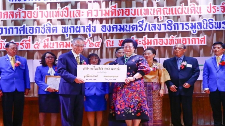 ผู้บริหาร TM รับมอบโล่รางวัลเกียรติคุณ จากโครงการหนึ่งล้านกล้าความดีตอบแทนคุณแผ่นดิน