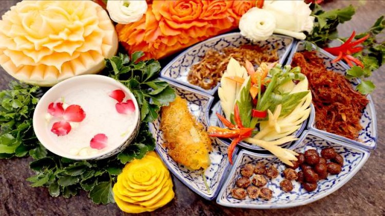 ลิ้มลองอาหารไทยคลายร้อน ‘ข้าวแช่’ และบุฟเฟ่ต์นานาชาติ