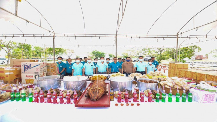 มูลนิธิป่อเต็กตึ๊ง ประกอบพิธีเซ่นไหว้ดวงวิญญาณไร้ญาติ (เทศกาลเช็งเม้ง) ประจำปี 2564 