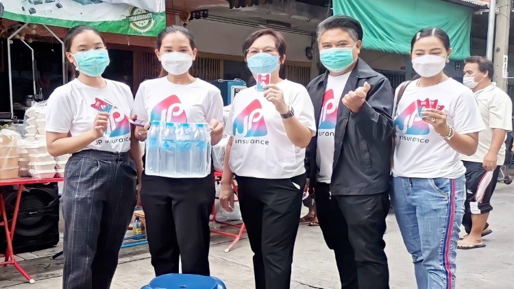 “เจพี ประกันภัย” ร่วมปันน้ำใจ ฝ่ามหันตภัยโควิด มอบน้ำดื่มและสเปรย์แอลกอฮอล์ 