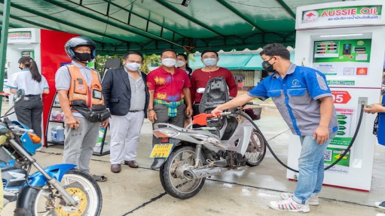 โครงการแจกน้ำมันปันสุขช่วยเกษตรกรสู้ภัยโควิด-19