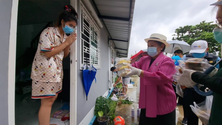 มูลนิธิพัฒนาวิชาชีพสตรี​ ทำอาหารและแจก ในโครงการ​ขอเป็นหนึ่งกำลังใจ​เราจะสู้ไปด้วยกัน​ Covid19