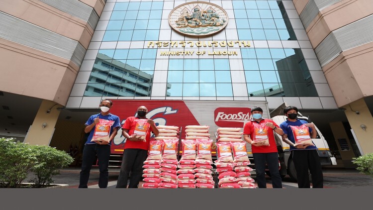 ฟู้ดสตาร์ บริจาคข้าวสาร 2,000 ถุง ช่วยเหลือสมาคมแท็กซี่ ผ่านกระทรวงแรงงาน