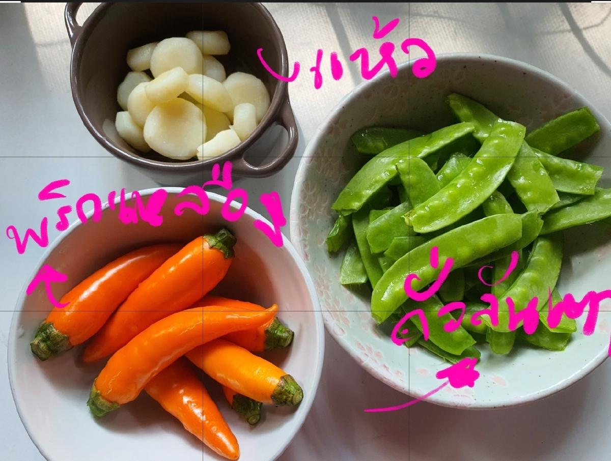 หมูผัดน้ำพริกใบสะทอน ใส่ถั่วลันเตาและแห้ว