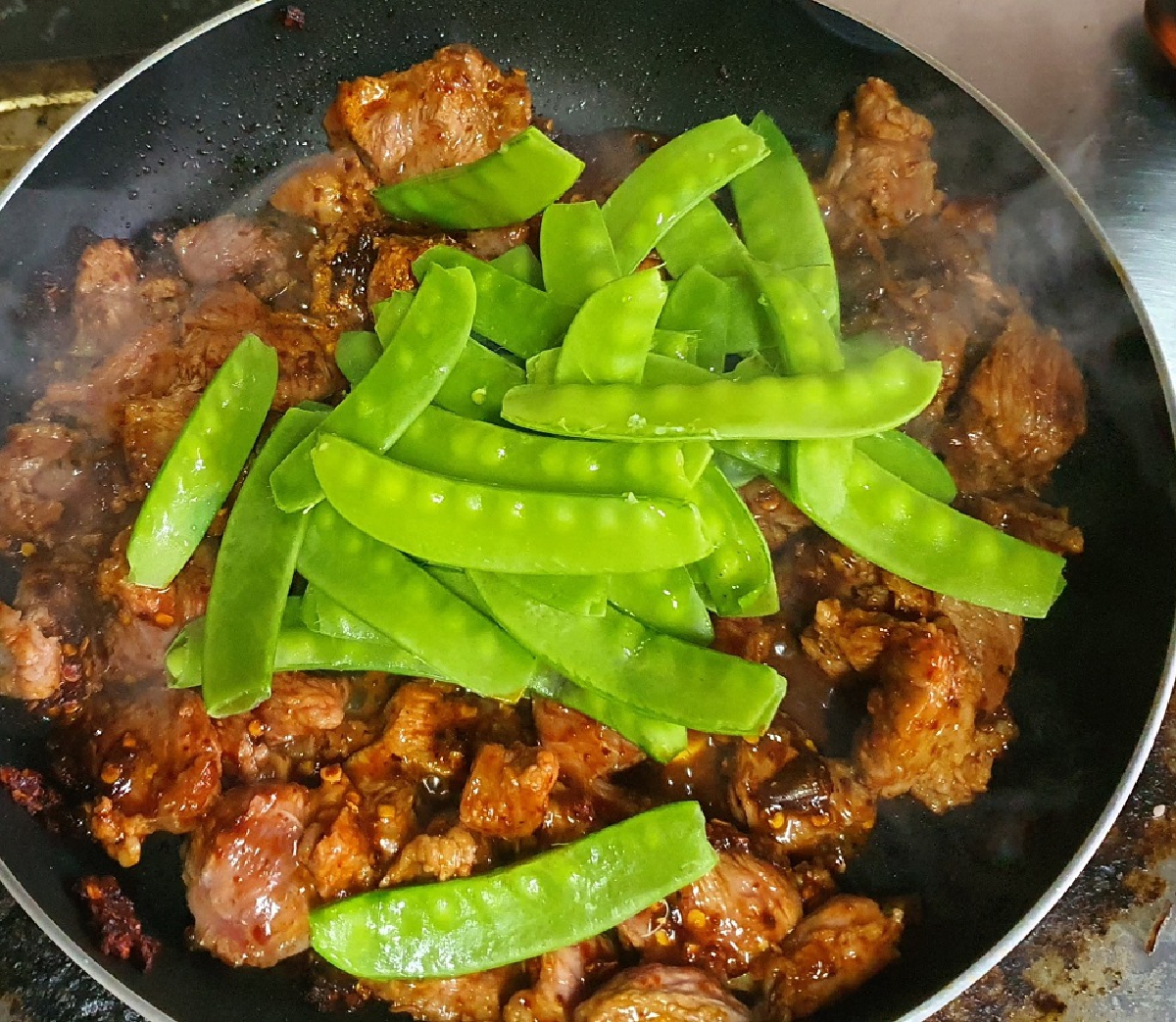 หมูผัดน้ำพริกใบสะทอน ใส่ถั่วลันเตาและแห้ว