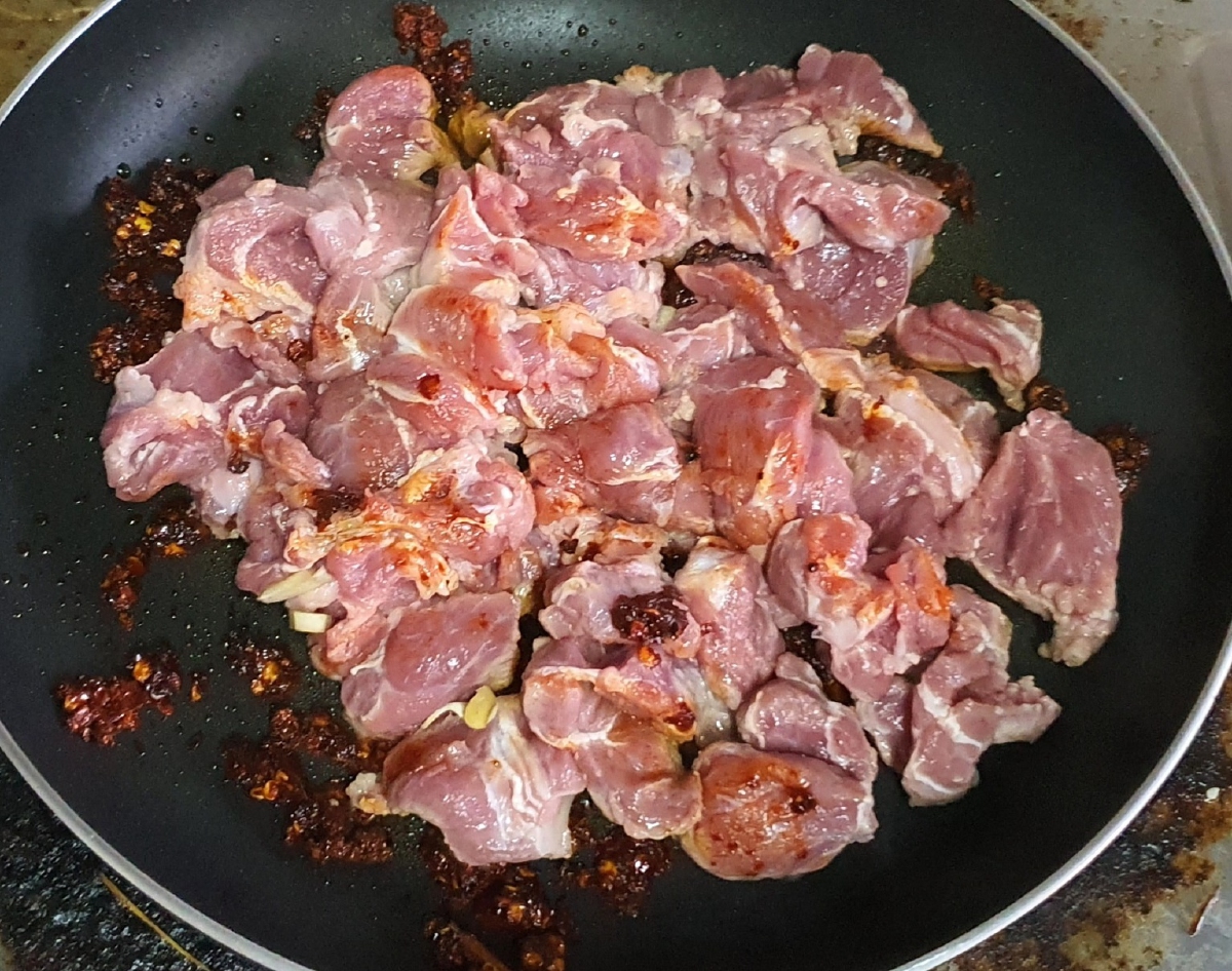 หมูผัดน้ำพริกใบสะทอน ใส่ถั่วลันเตาและแห้ว