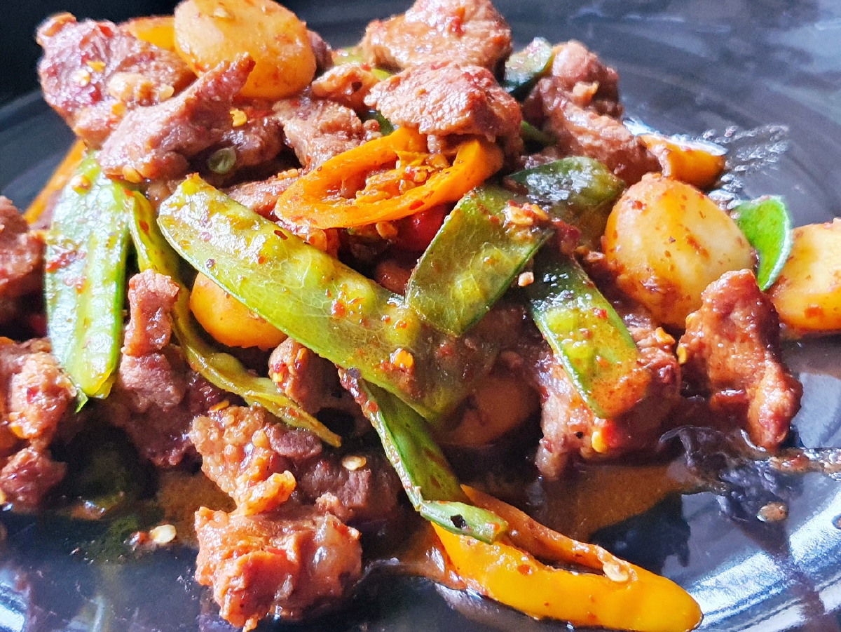 หมูผัดน้ำพริกใบสะทอน ใส่ถั่วลันเตาและแห้ว