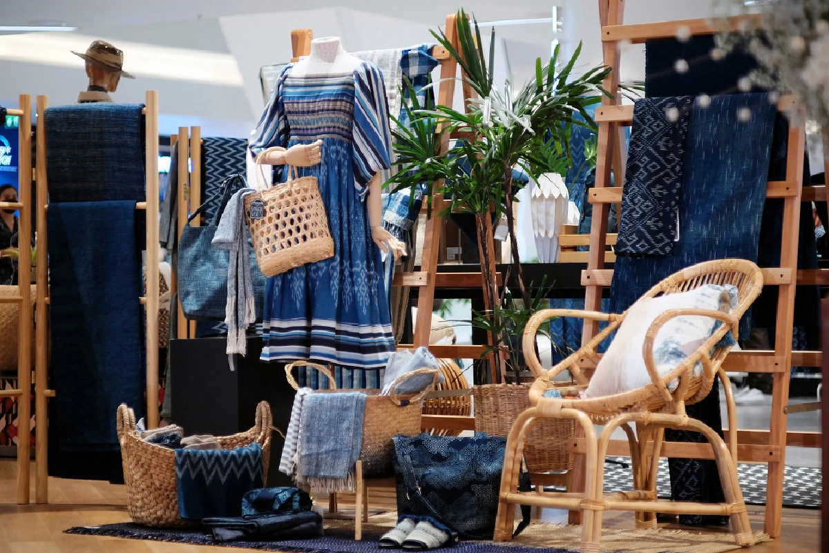 ชวนช้อป ‘ผ้าย้อมสีธรรมชาติ’  โดยดีไซเนอร์ ‘เธียเตอร์’ และ ‘วิชระวิชญ์’