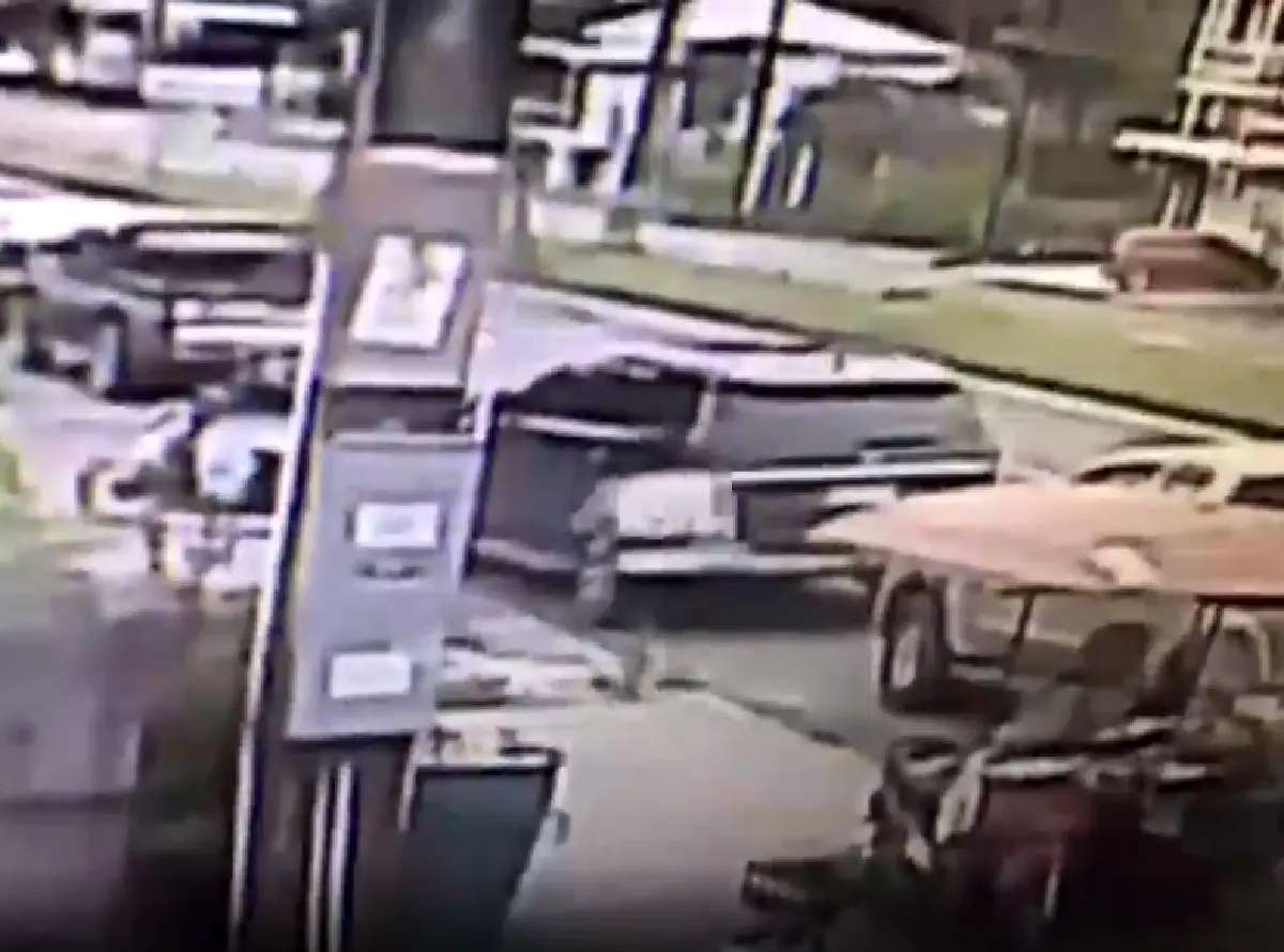 โจร 500 หลอกแลกเงินป้าขายโรตี เชิดเงินหลบหนี วงจรปิดจับภาพไว้ได้