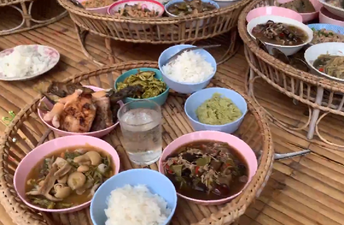 ทำทานวันปล่อยผี ทำบุญแจกข้าวประดับดิน วันสารท 2564