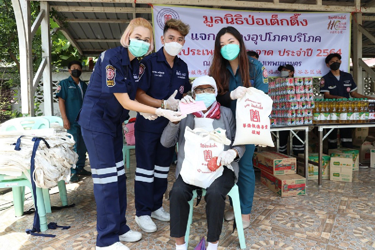 มูลนิธิป่อเต็กตึ๊ง แจกจ่ายเครื่องอุปโภคบริโภค ประเพณีทิ้งกระจาด ประจำปี 2564