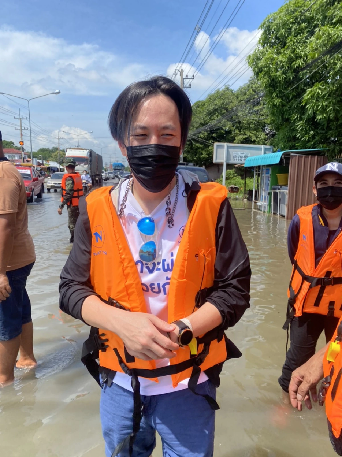 "ฉาย บุนนาค" ลงพื้นที่ส่งความช่วยเหลือผู้ประสบภัยน้ำท่วมที่ จ.ลพบุรี