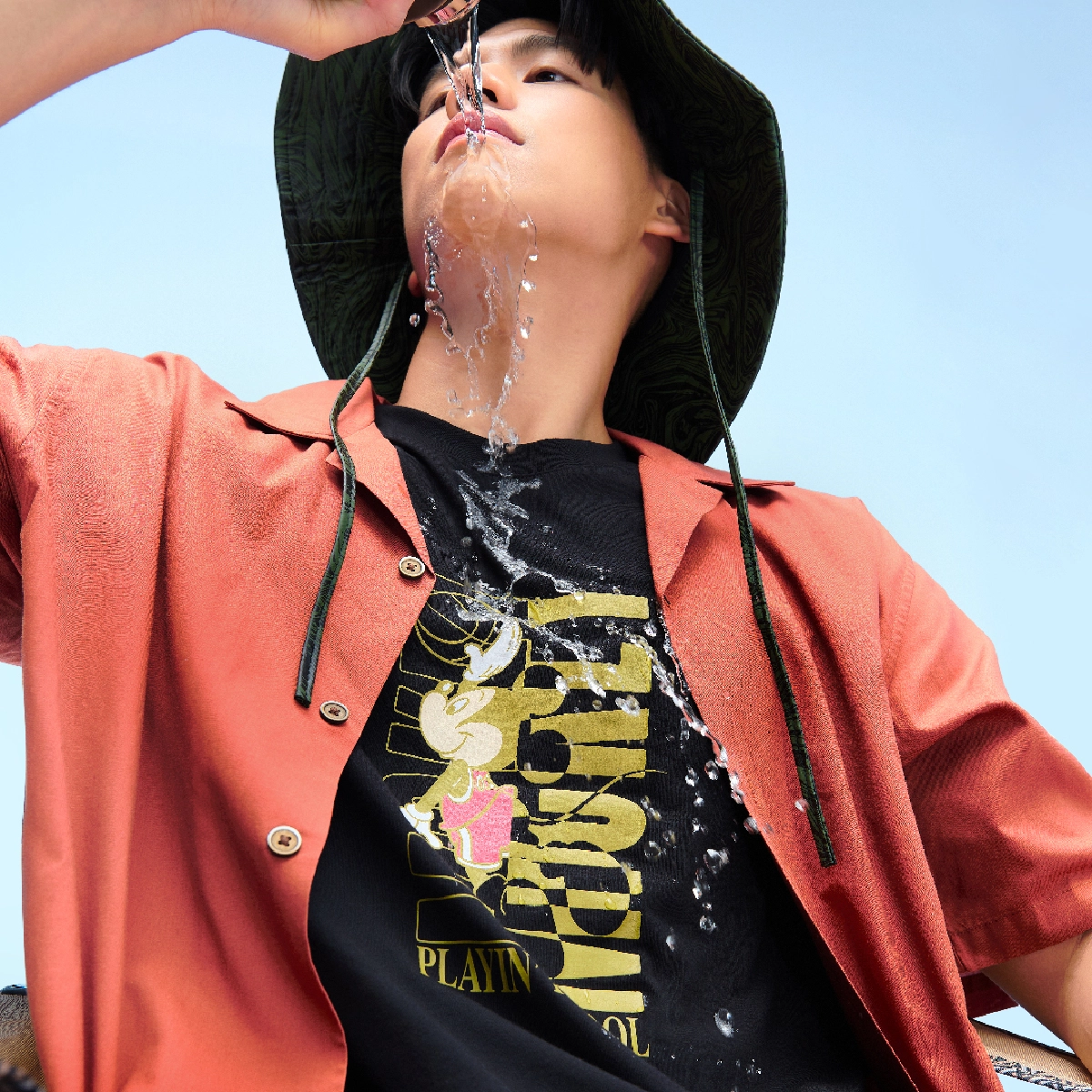 Disney & GQ  เมื่อลาย Mickey Mouse มาอยู่บนเสื้อผ้าสะท้อนน้ำ ครั้งแรกของโลก!