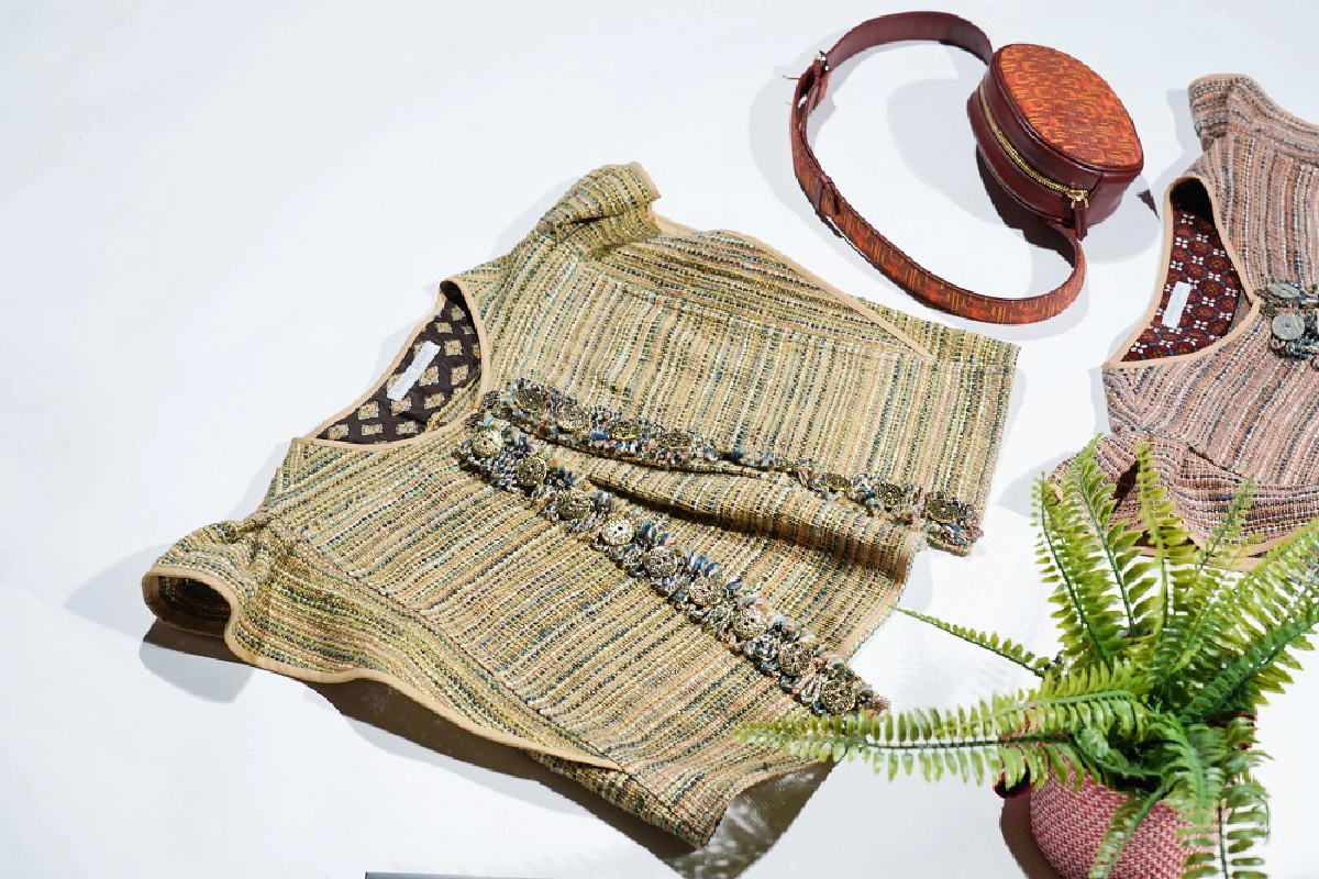 ชวนช้อป ‘ผ้าย้อมสีธรรมชาติ’  โดยดีไซเนอร์ ‘เธียเตอร์’ และ ‘วิชระวิชญ์’