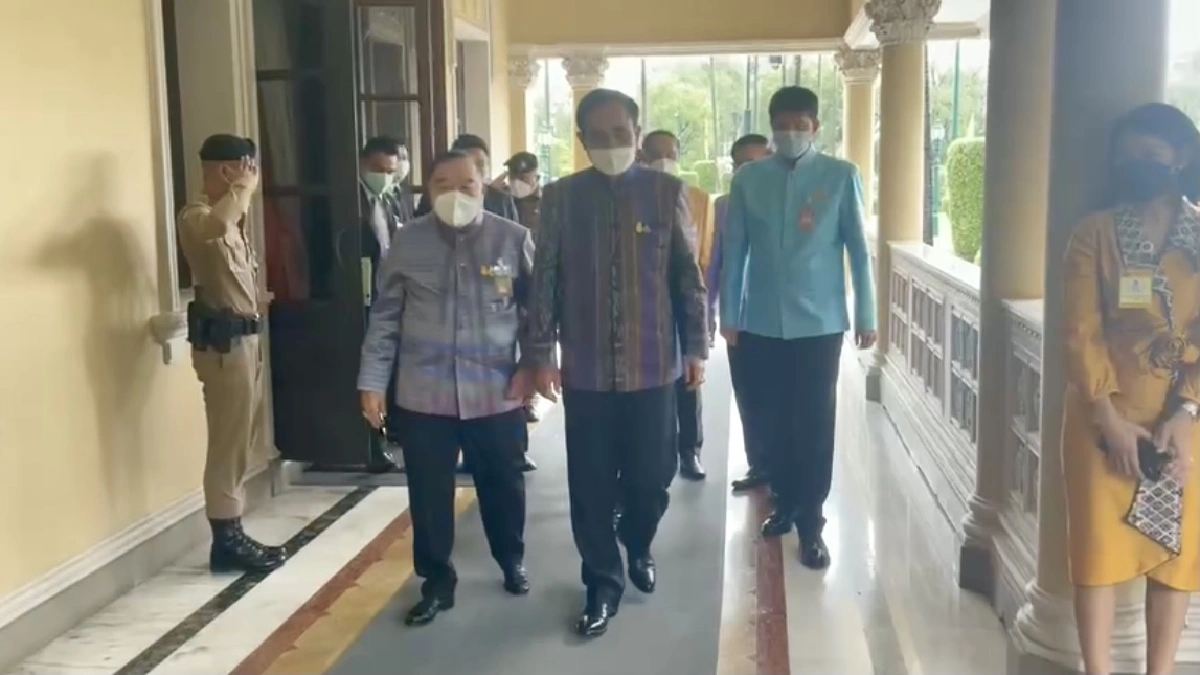 ชื่นมื่น "ประยุทธ์"เดินเกาะไหล่"ชัยวุฒิ" ส่ง "ประวิตร" ขึ้นรถกลับหลังครม.