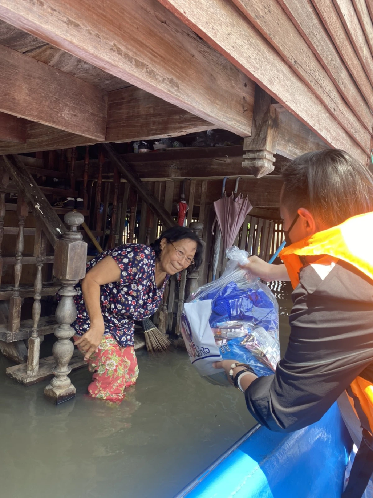 "ฉาย บุนนาค" ลงพื้นที่ส่งความช่วยเหลือผู้ประสบภัยน้ำท่วมที่ จ.ลพบุรี