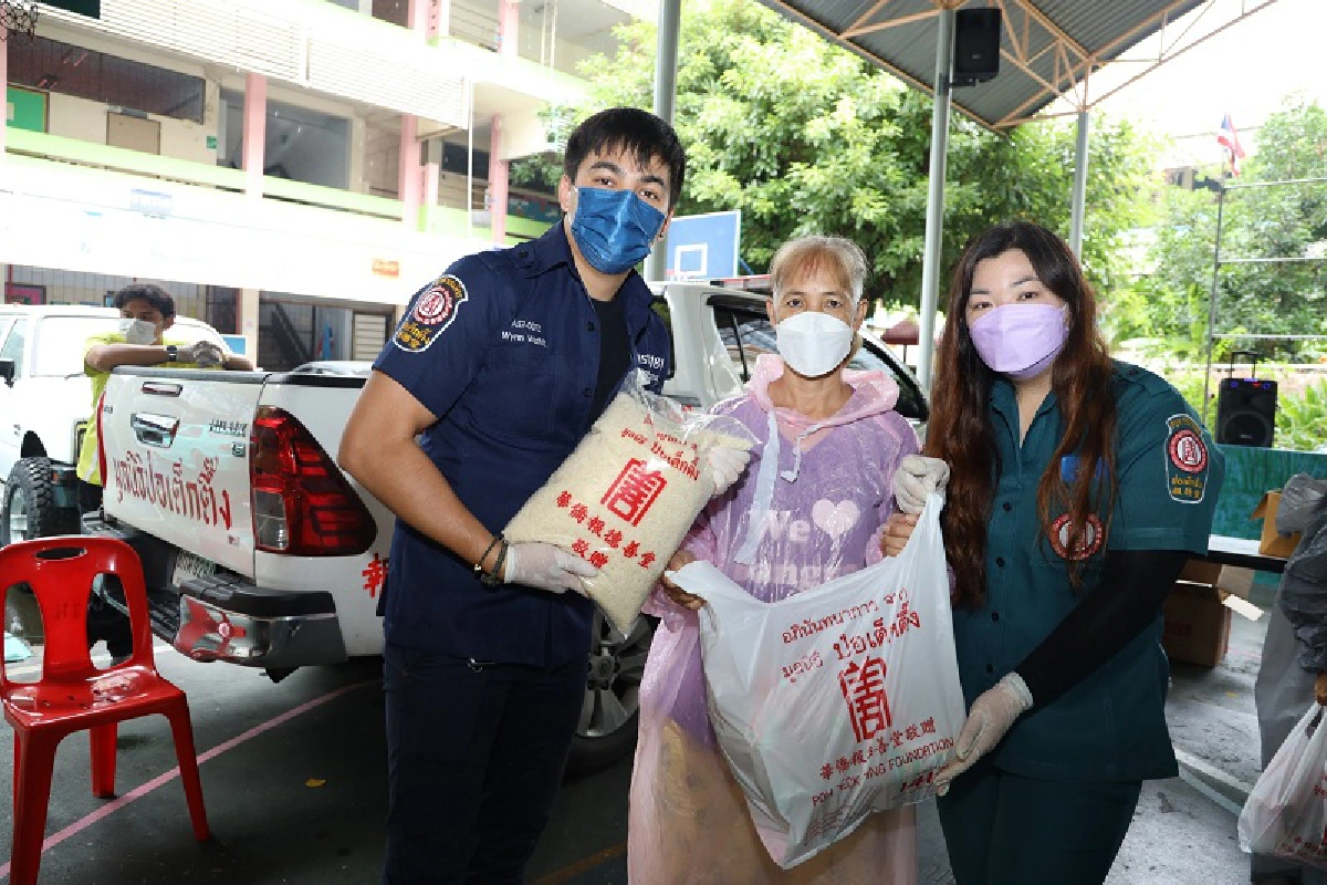 มูลนิธิป่อเต็กตึ๊ง แจกจ่ายเครื่องอุปโภคบริโภค ประเพณีทิ้งกระจาด ประจำปี 2564