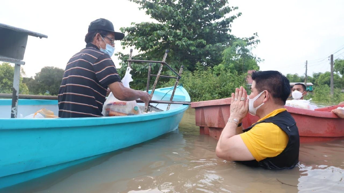 เรือไม่ต้อง "ธรรมนัส" โชว์ลุย"น้ำท่วม" ระดับอก มอบของช่วยชาวบ้าน