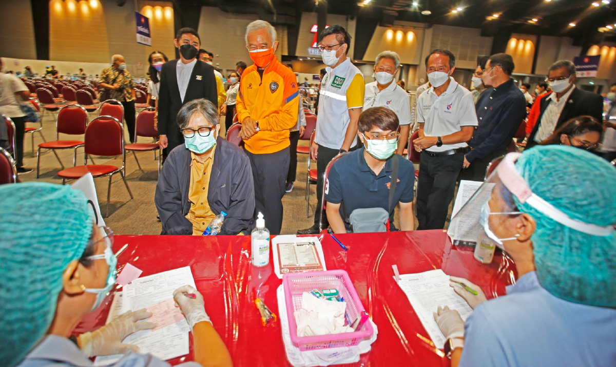 "สุวัจน์" ร่วมให้กำลังใจคนโคราช รับวัคซีนโควิด ประกาศ KORAT WELCOME โคราชพร้อม