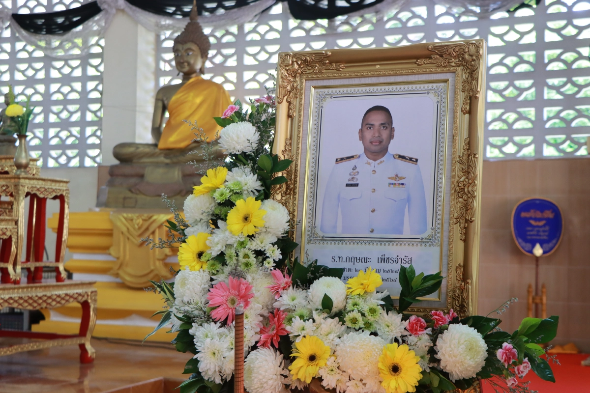 “ในหลวง” พระราชทานพวงมาลาแก่กำลังพลเสียชีวิตขณะปฏิบัติหน้าที่ นราธิวาส